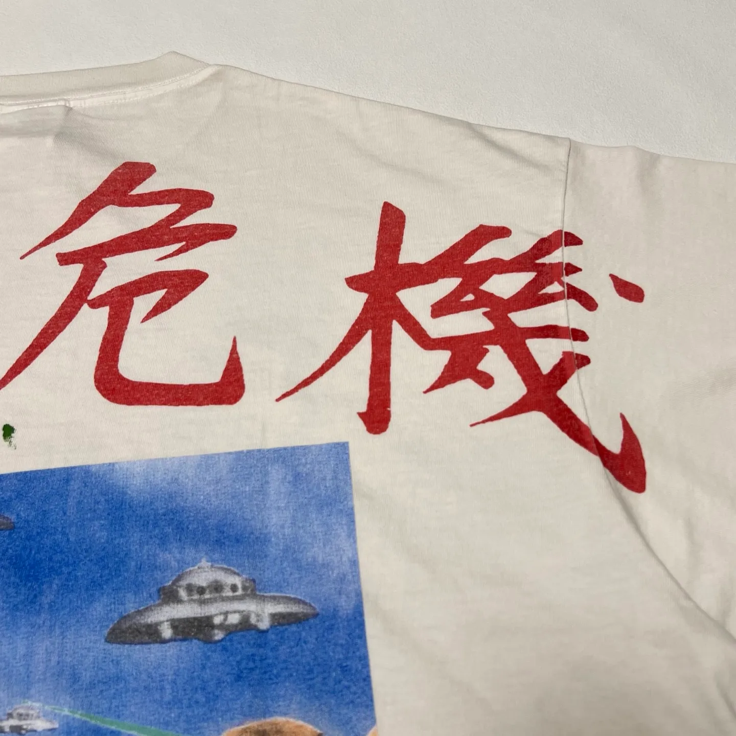 SAINT Mxxxxxx × Sean Wotherspoon SW_SS TEE/KIKI/WHT Alien Crisis/Alien President Mountain TEE Off-white S-XL Super handsome co-branded alien print design Ultra-difficult printing restoration High printing difficulty The word 'Crisis' is printed on the body and sleeve bones Correct version Customized SW co-branded accessories/cylindrical side seam fabric Enzyme heavy washing water distressing Handmade garments with graffiti and ink splashing